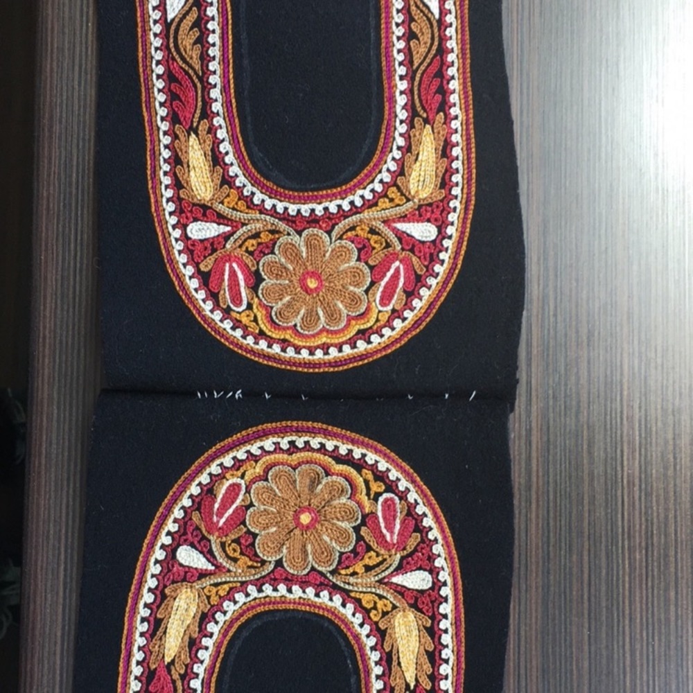 Vintage pair of hand embroidered pieces, for slippers (?) - Picture 7 of 9